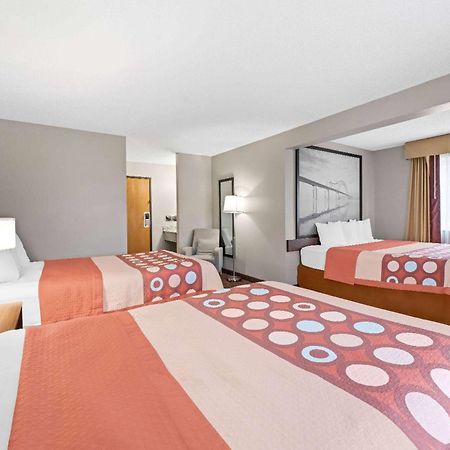 Super 8 By Wyndham Waverly Bagian luar foto