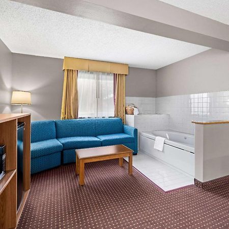 Super 8 By Wyndham Waverly Bagian luar foto