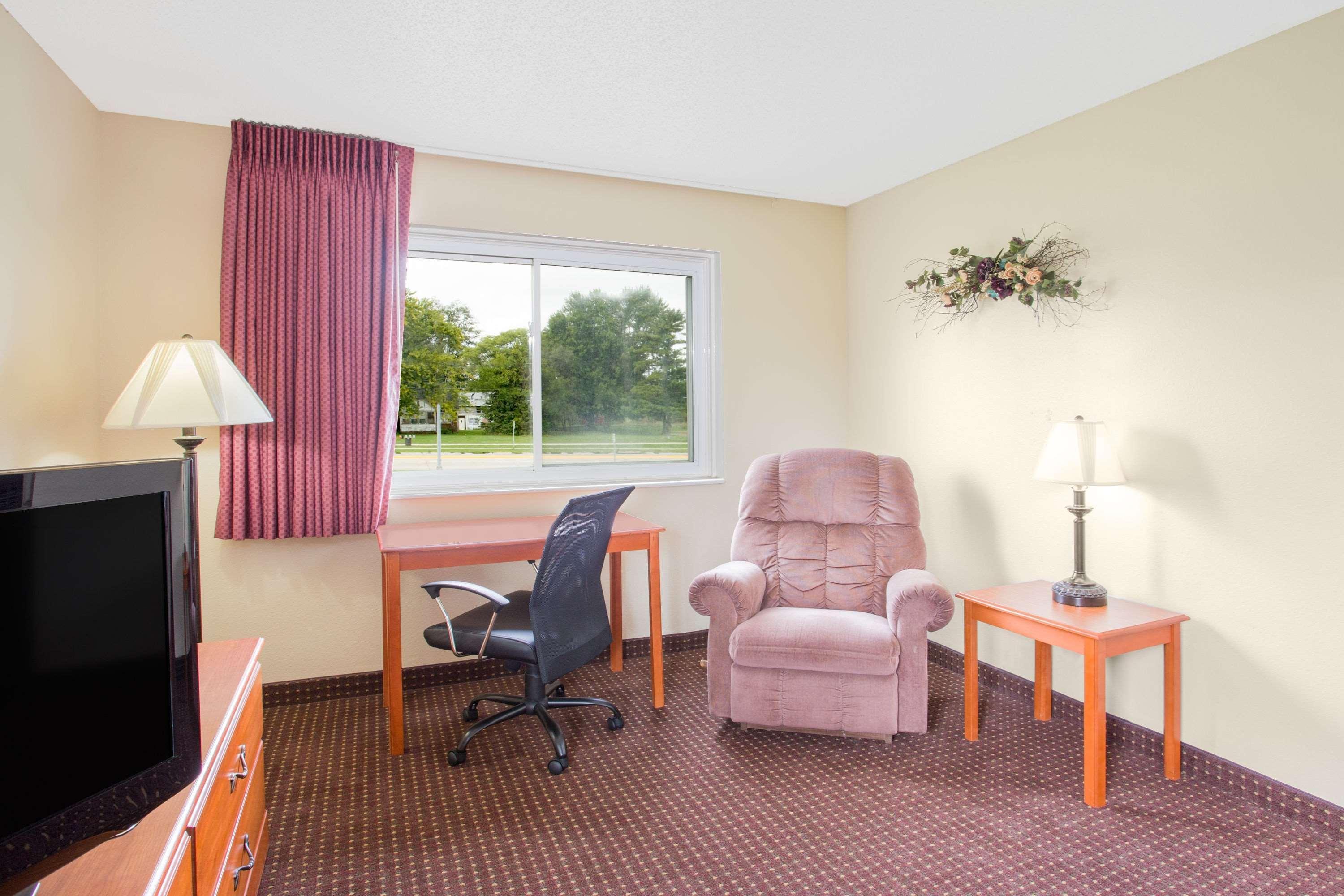 Super 8 By Wyndham Waverly Bagian luar foto