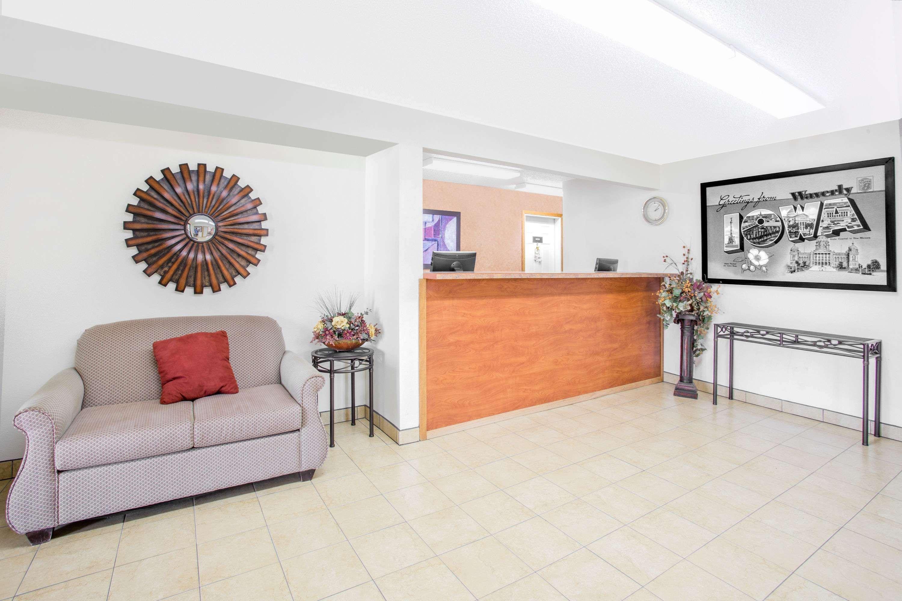 Super 8 By Wyndham Waverly Bagian luar foto