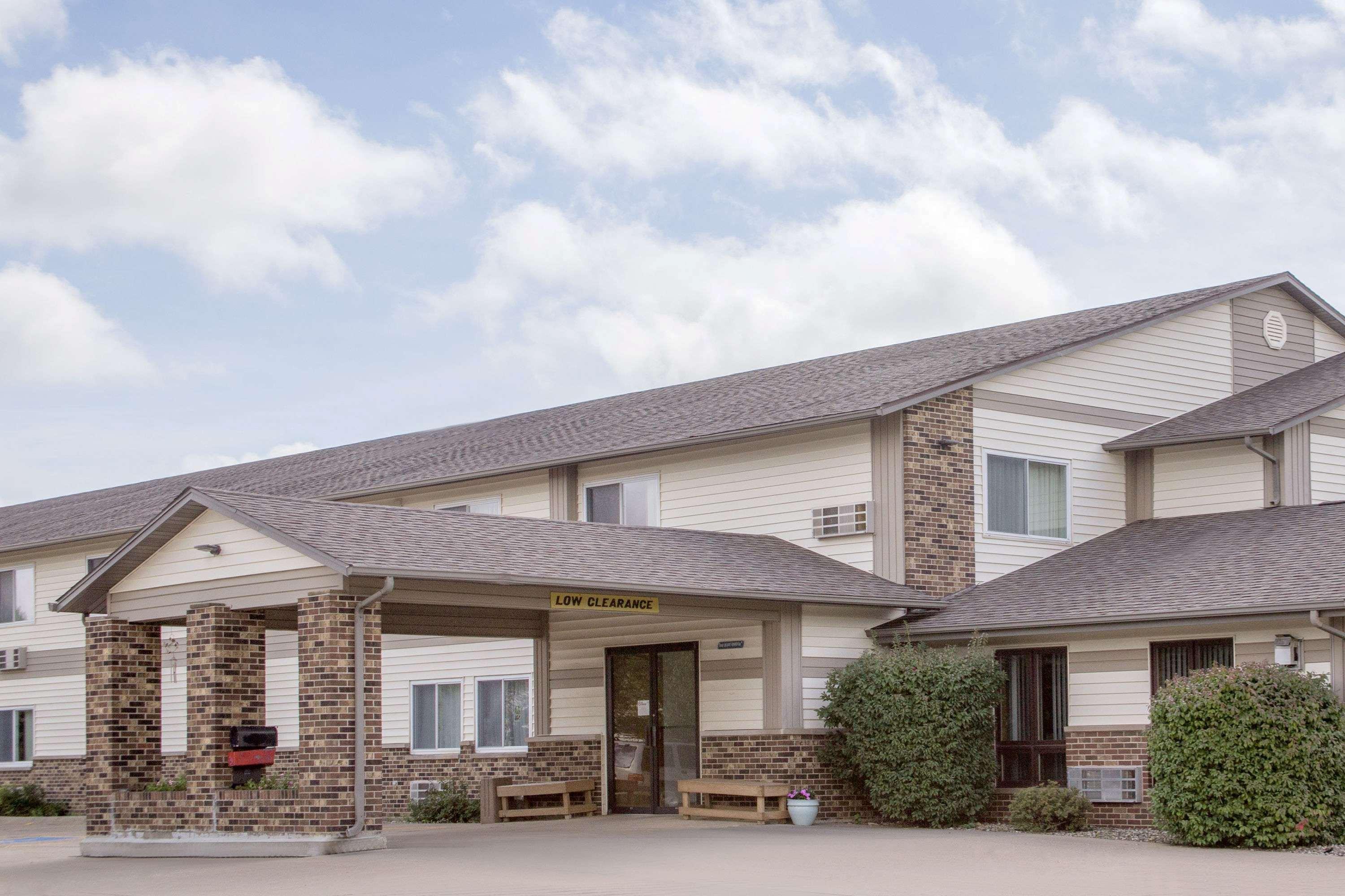 Super 8 By Wyndham Waverly Bagian luar foto