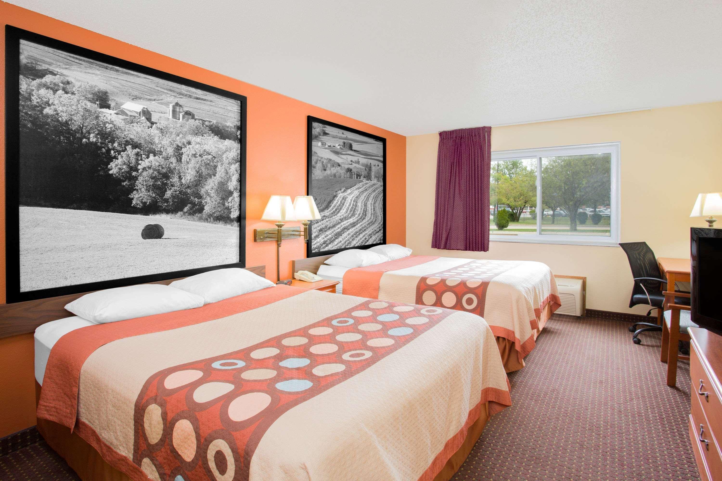 Super 8 By Wyndham Waverly Bagian luar foto