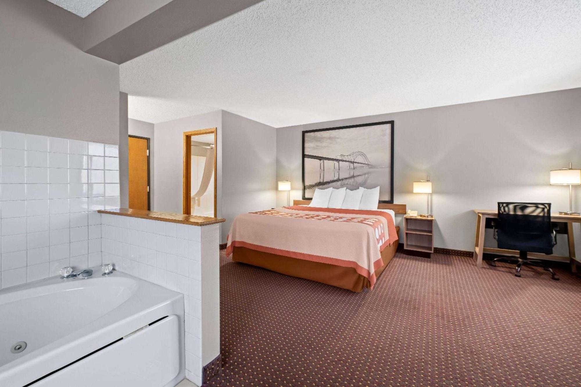 Super 8 By Wyndham Waverly Bagian luar foto