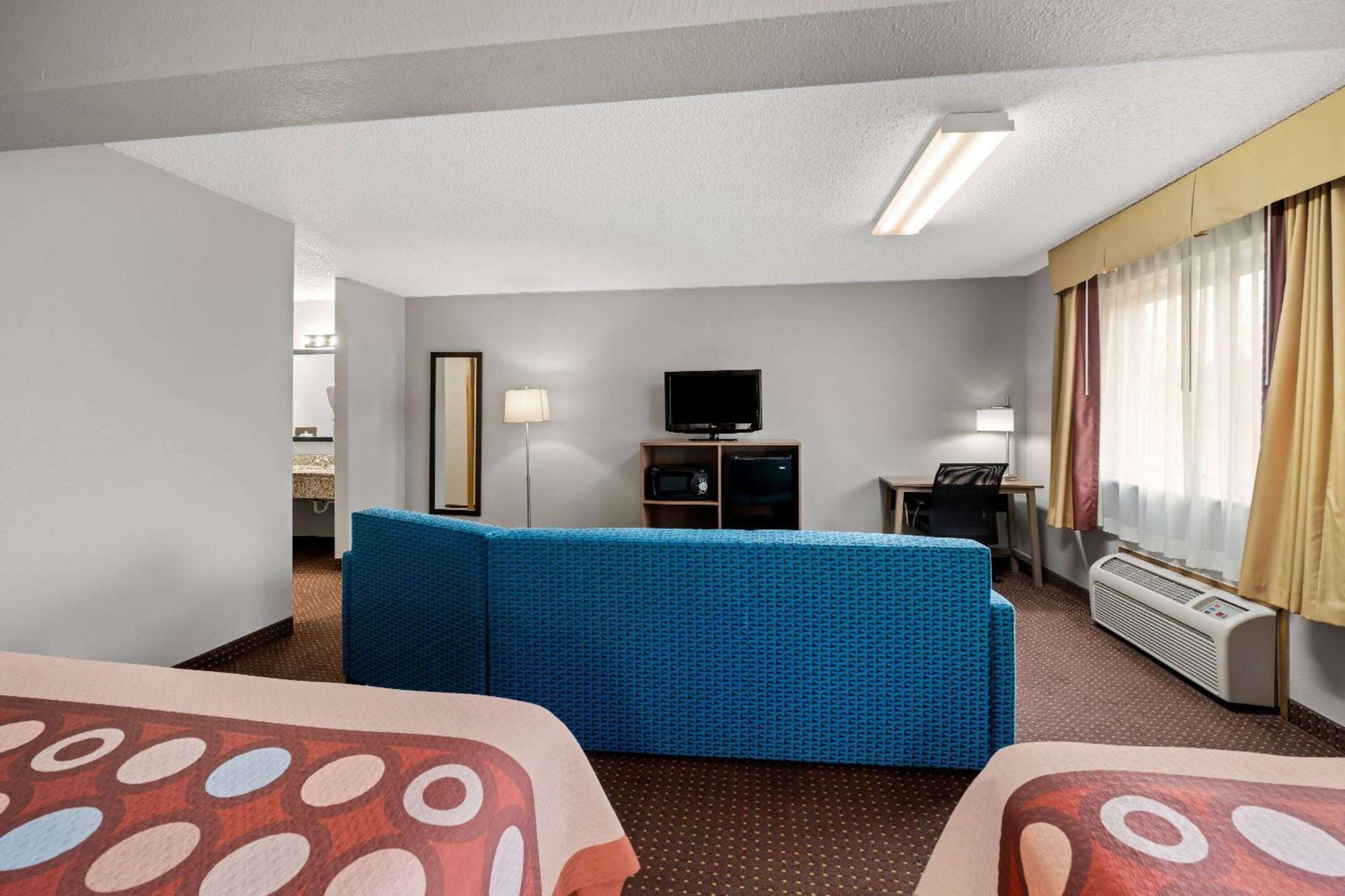 Super 8 By Wyndham Waverly Bagian luar foto