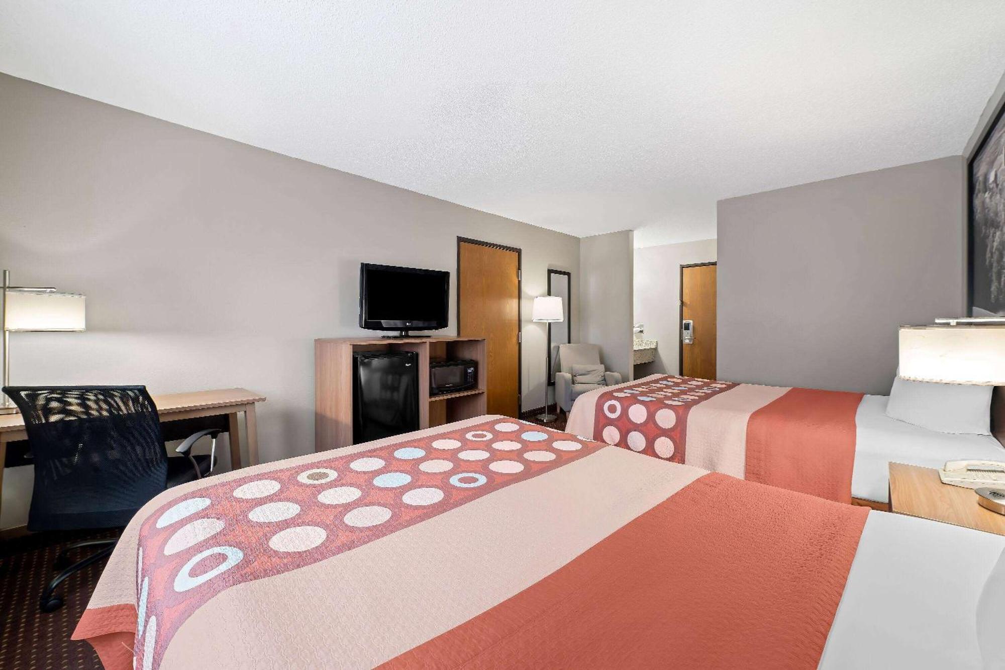 Super 8 By Wyndham Waverly Bagian luar foto