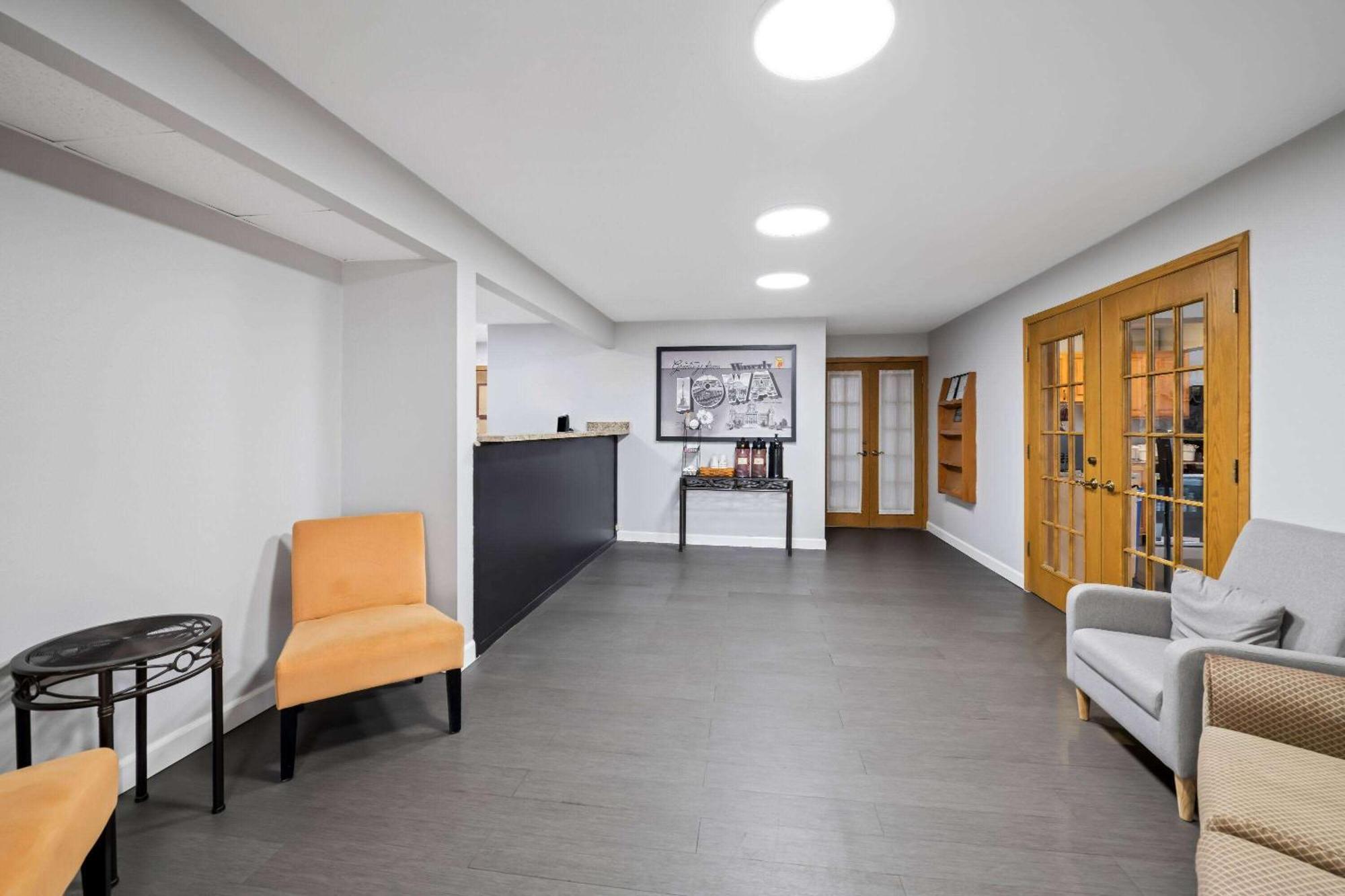 Super 8 By Wyndham Waverly Bagian luar foto