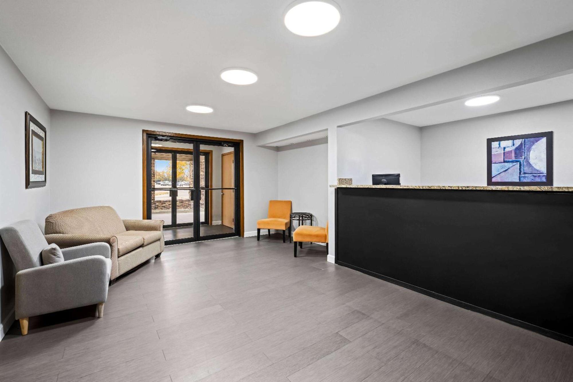 Super 8 By Wyndham Waverly Bagian luar foto