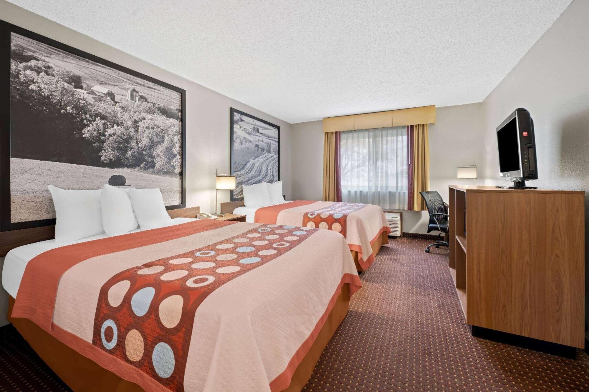 Super 8 By Wyndham Waverly Bagian luar foto
