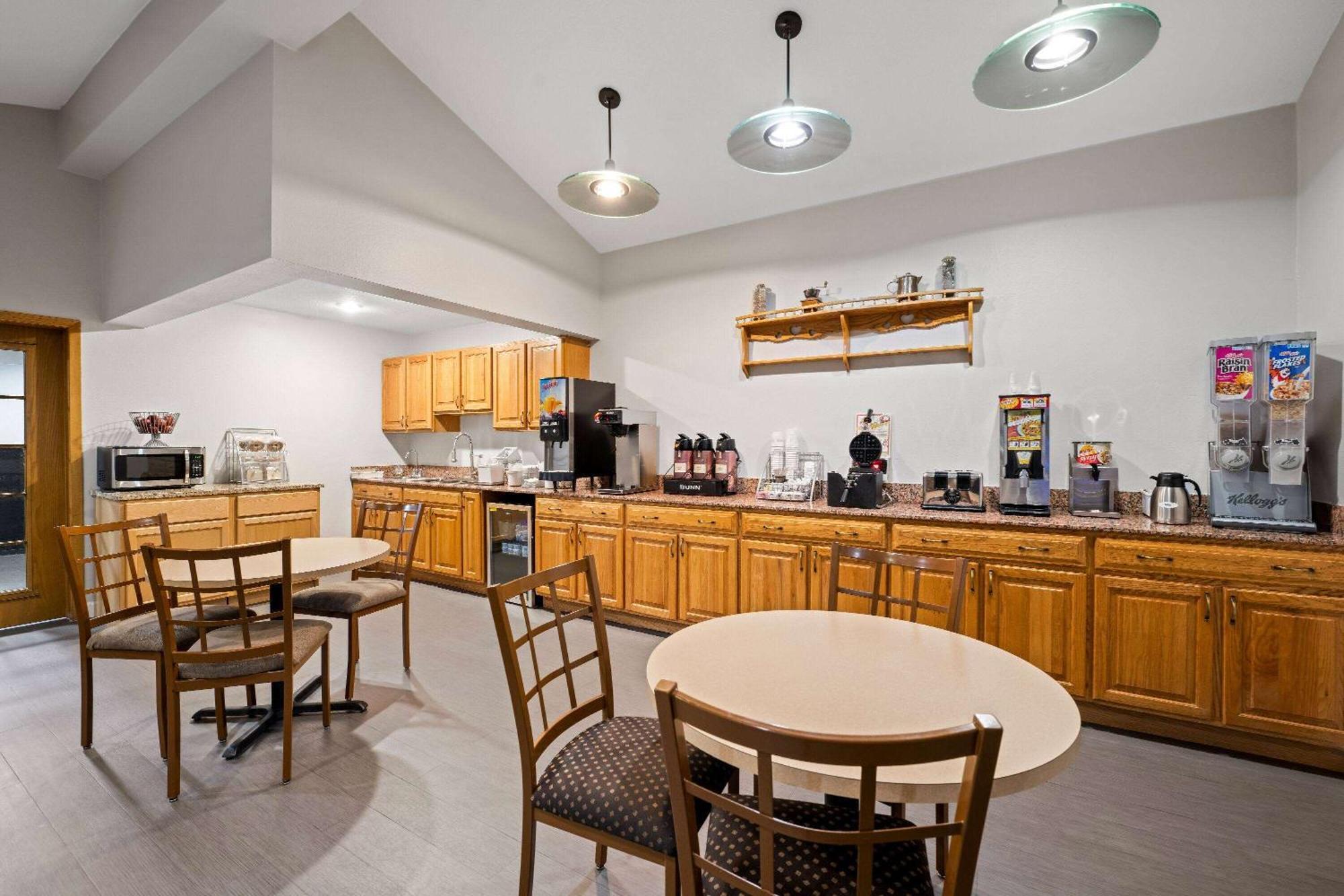 Super 8 By Wyndham Waverly Bagian luar foto