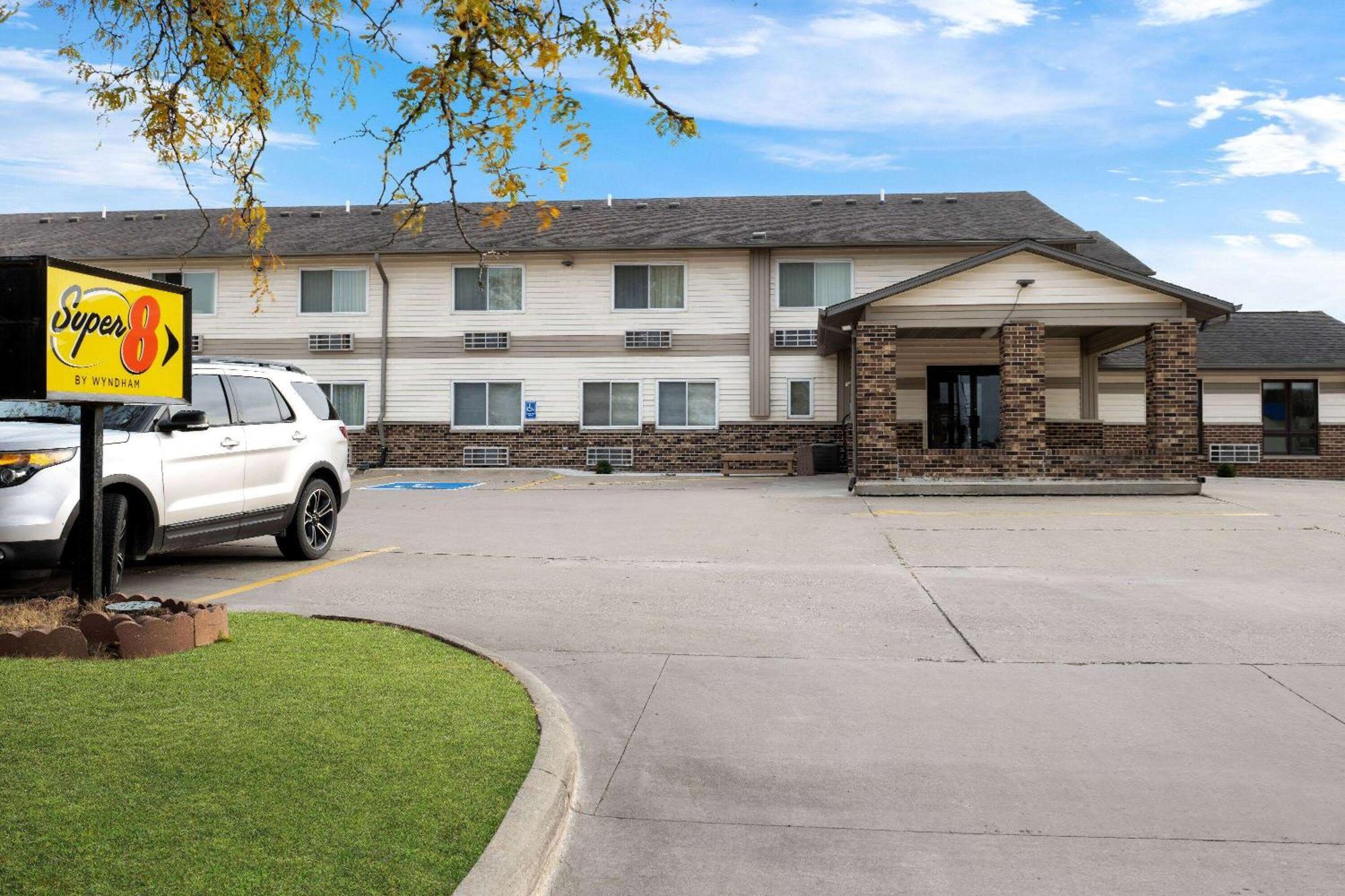 Super 8 By Wyndham Waverly Bagian luar foto