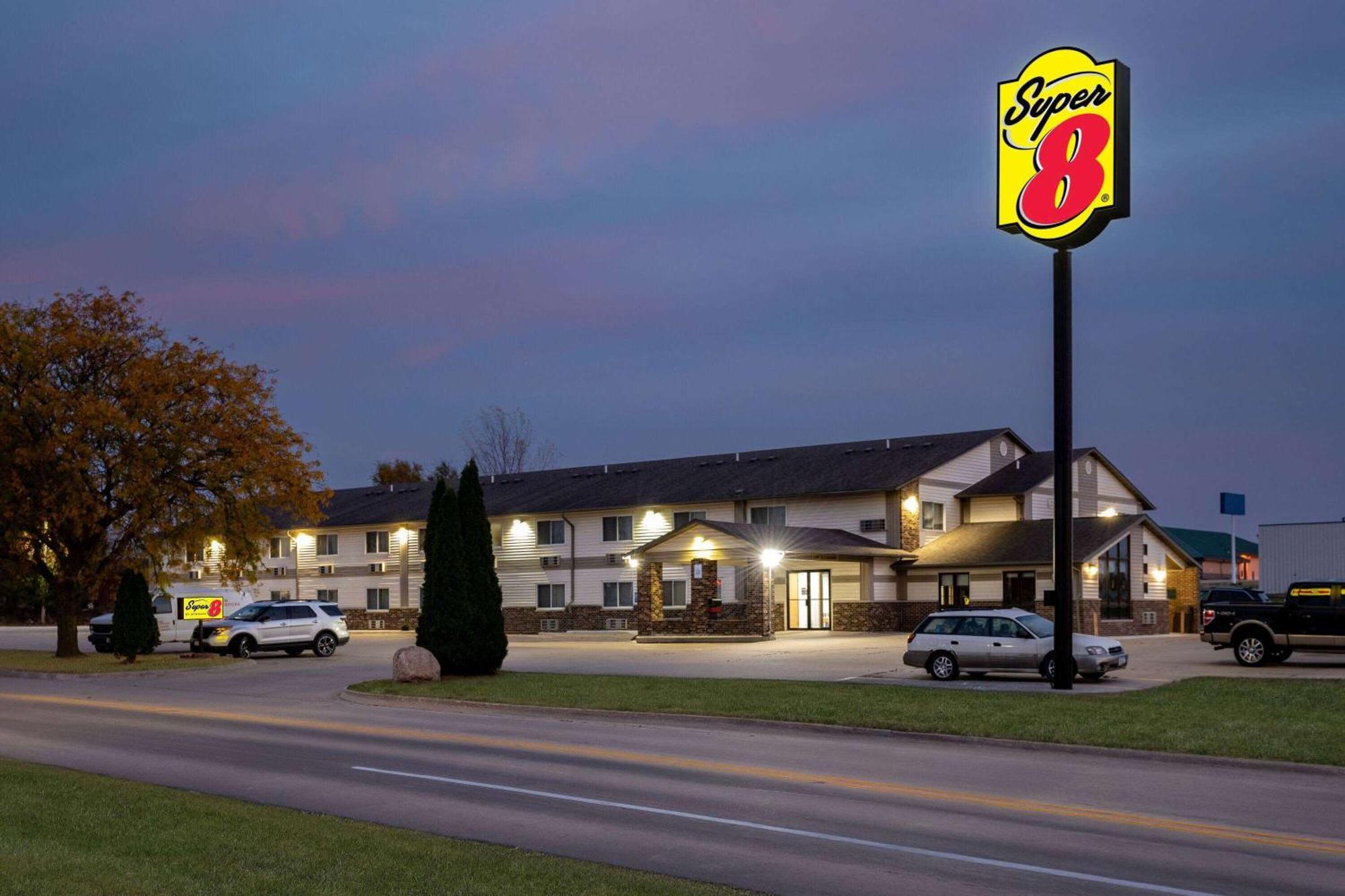 Super 8 By Wyndham Waverly Bagian luar foto