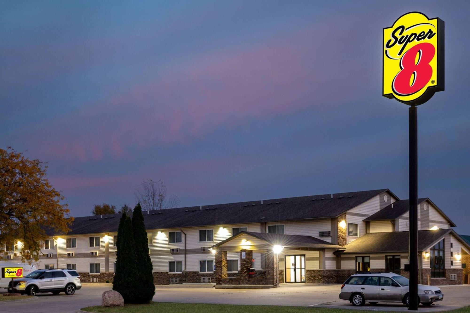 Super 8 By Wyndham Waverly Bagian luar foto