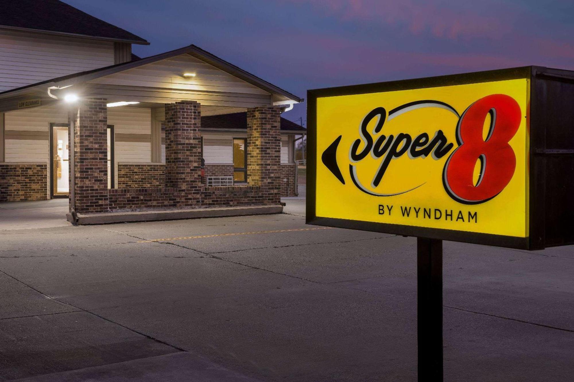 Super 8 By Wyndham Waverly Bagian luar foto